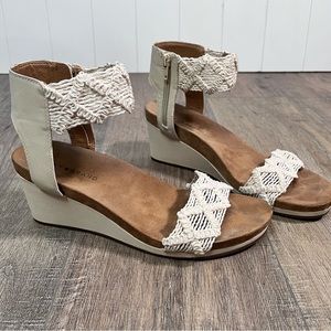Lucky Brand Cream Kierlo Wedge Sandals sz 9.5